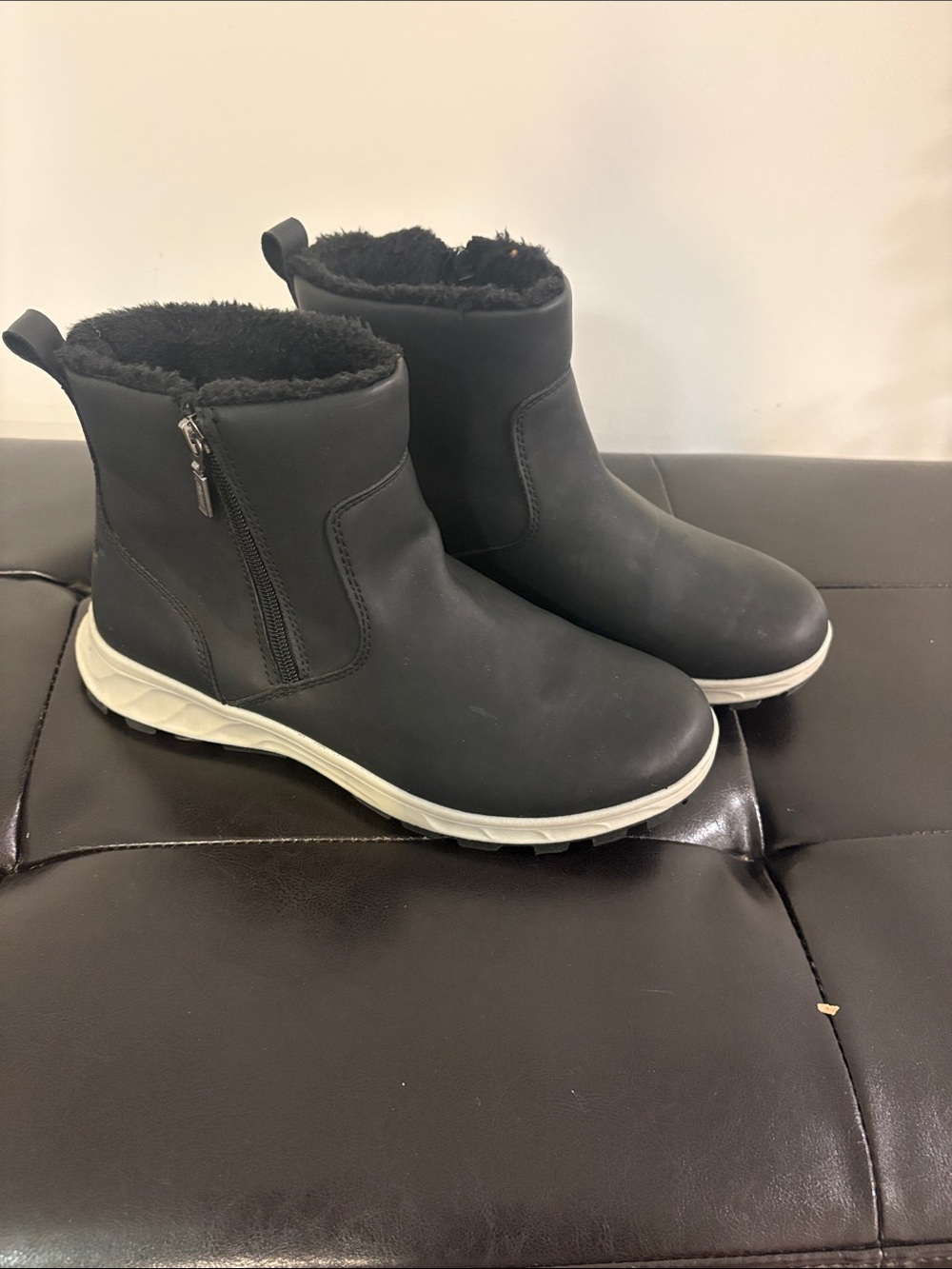 Khombu Black Ankle Boots with White Sole and Faux Fur Collar